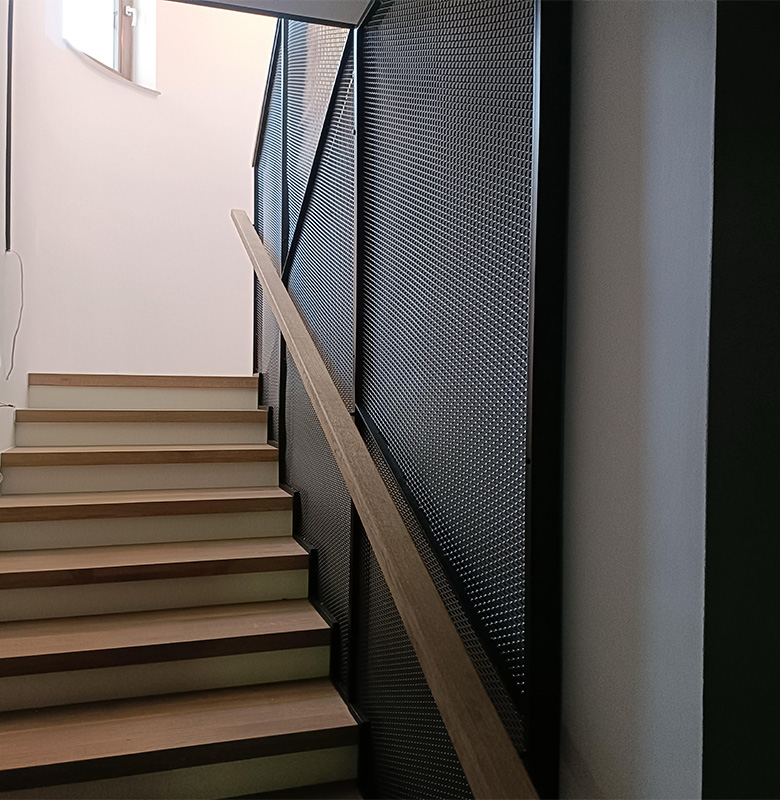 Balustradă metalică tip plasă din fier forjat cu mână curentă din lemn [3]
