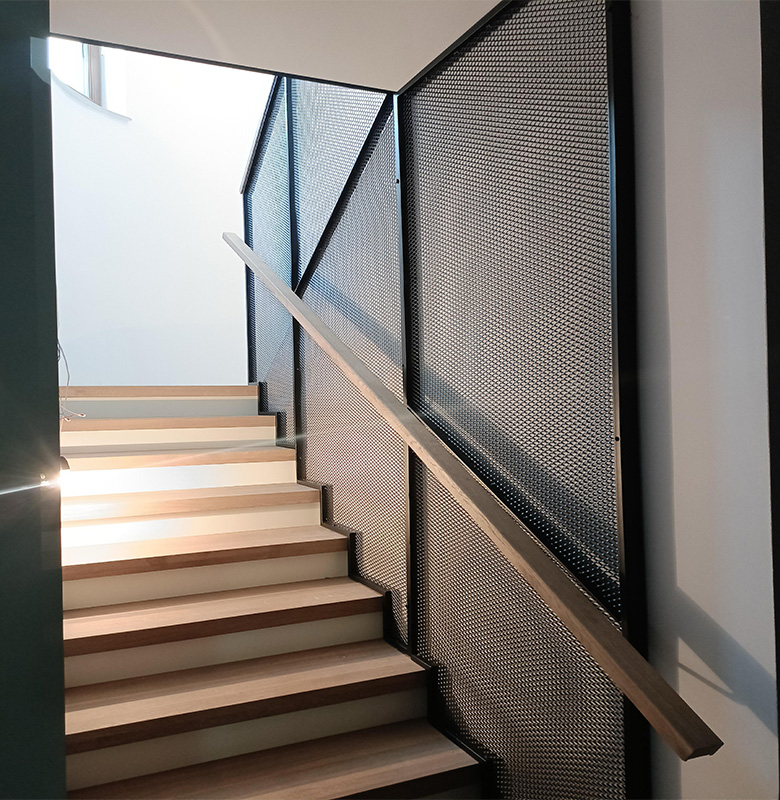 Balustradă metalică tip plasă din fier forjat cu mână curentă din lemn [1]