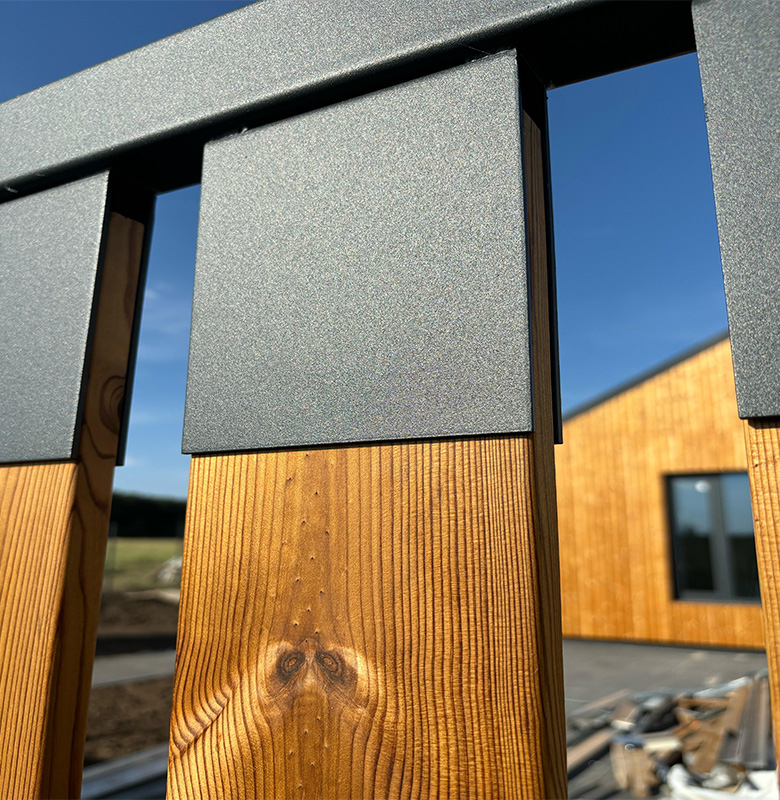 Gard Metalic cu Lemn – Design Modern și Rezistență Extinsă [3]