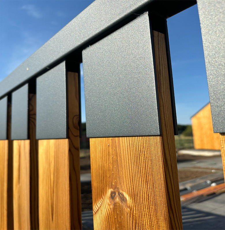 Gard Metalic cu Lemn – Design Modern și Rezistență Extinsă [2]