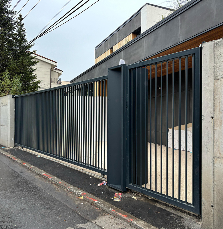 Poartă metalică dublă – acces pietonal și auto, rezistență și eleganță [2]