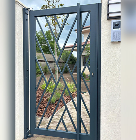 Poartă pietonală modernă din metal cu design geometric [2]