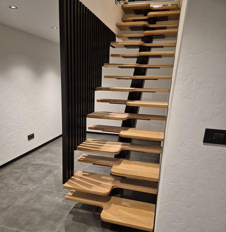 Scară interioară cu trepte și balustradă din lemn pe structură metalică [3]