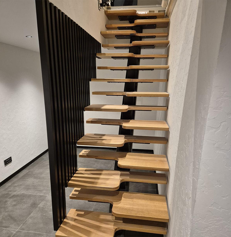 Scară interioară cu trepte și balustradă din lemn pe structură metalică [2]