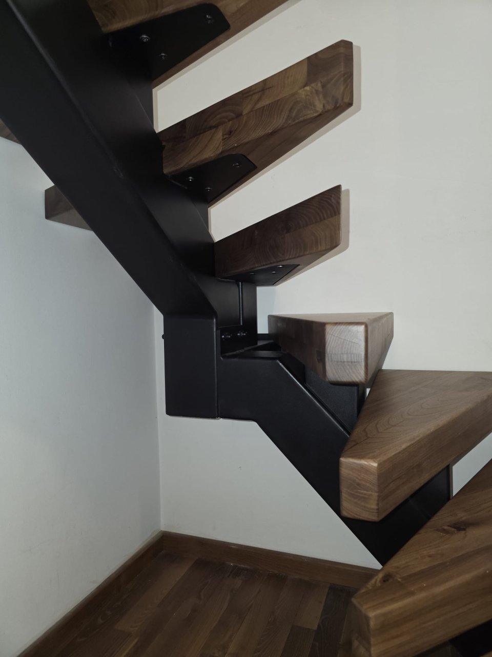 Scară interioară cu vang central metalic și trepte din nuc masiv 80 mm [4]