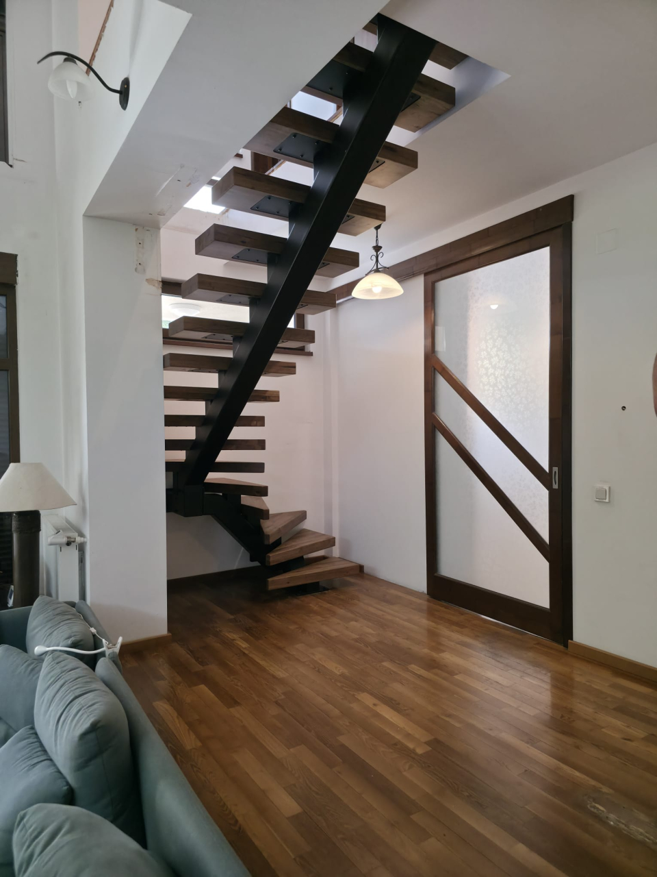 Scară interioară cu vang central metalic și trepte din nuc masiv 80 mm [3]