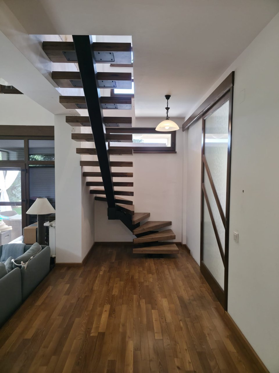 Scară interioară cu vang central metalic și trepte din nuc masiv 80 mm [1]