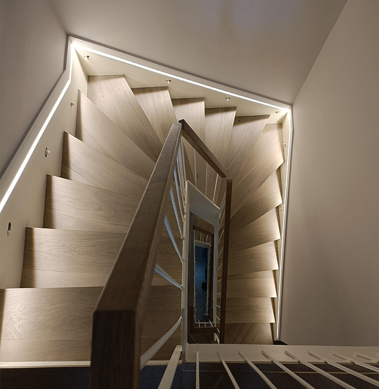 Scară interioară metalică cu trepte din lemn - Design modern și rezistent [2]