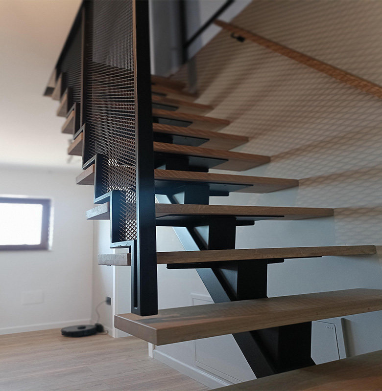 Scară metalică cu trepte din lemn și balustradă din fier forjat tip plasă [4]