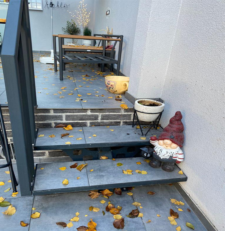 Scară metalică exterioară cu trepte placate și balustradă din sticlă [4]