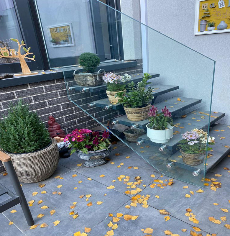 Scară metalică exterioară cu trepte placate și balustradă din sticlă [3]
