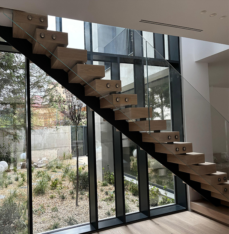 Scară metalică modernă cu trepte din lemn și balustradă din sticlă securizată [4]