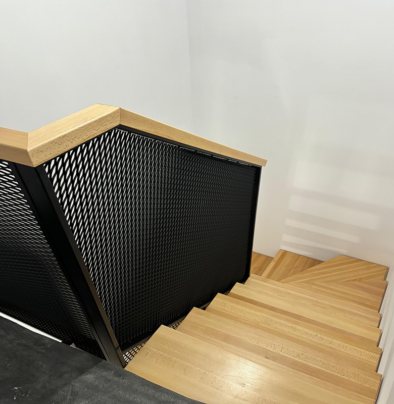 Scară metalică modernă cu trepte din lemn și balustradă din tablă perforată [1]