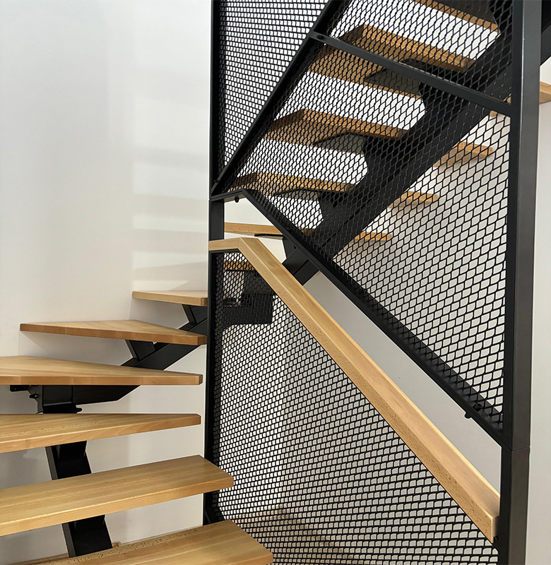 Scară metalică modernă cu trepte din lemn și balustradă din tablă perforată [2]