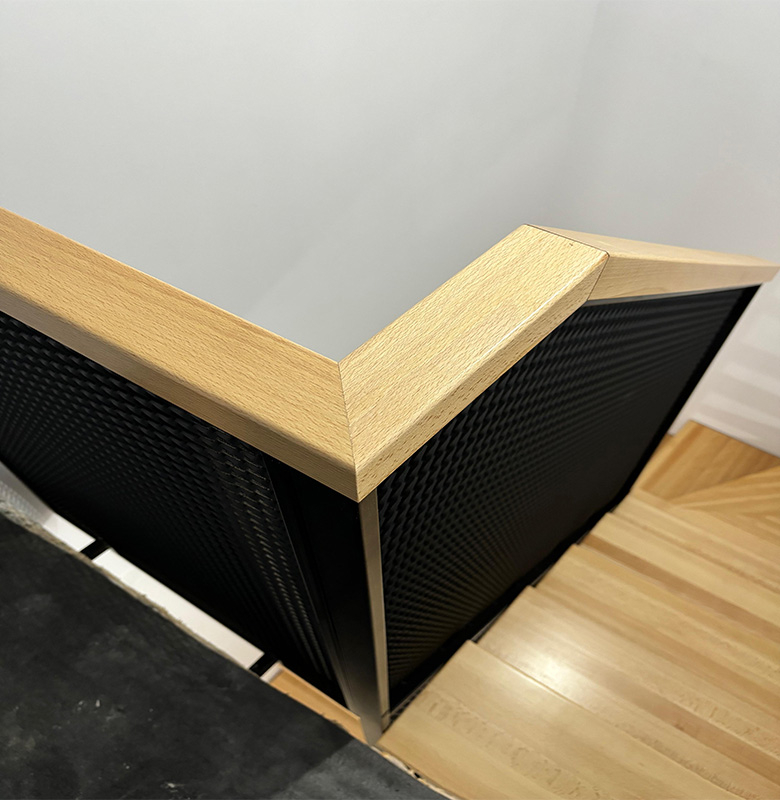 Scară metalică modernă cu trepte din lemn și balustradă din tablă perforată [3]