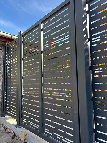 Porți și Garduri - Poartă Tip Radius – 12 Panouri, 4m Lățime, Deschidere 90°