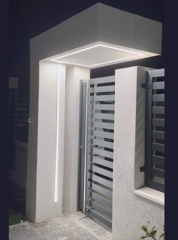 Poartă pietonală metalică modernă cu lamele orizontale [1]