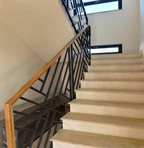 Balustrade Metalice - Balustradă Metalică cu Mână Curentă din Lemn – Design Modern și Siguranță