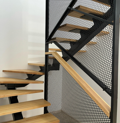 Balustradă Metalică din Plasă Expandată cu Mână Curentă din Lemn – Design Industrial Modern [2]
