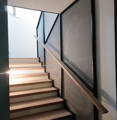 Balustrade Metalice - Balustradă metalică tip plasă din fier forjat cu mână curentă din lemn