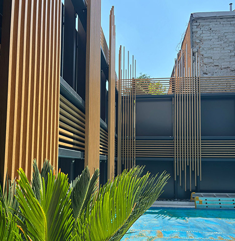 Porți și Garduri - Gard metalic cu lamele verticale decorative – Design arhitectural contemporan