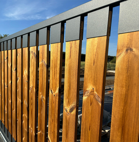 Gard Metalic cu Lemn – Design Modern și Rezistență Extinsă [4]