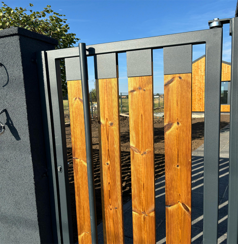 Gard Metalic cu Lemn – Design Modern și Rezistență Extinsă [3]