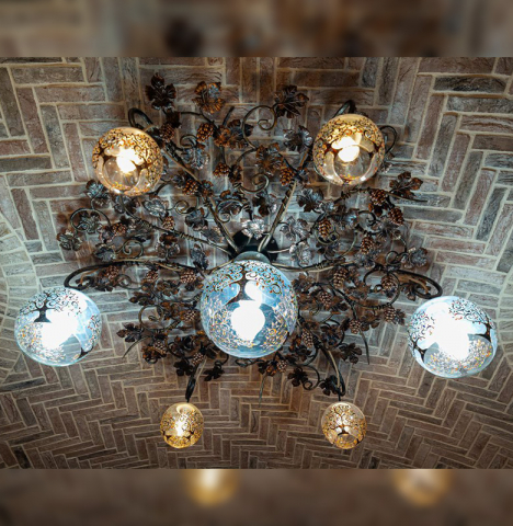 Corpuri de Iluminat - Lustră din Fier Forjat  M4– Eleganță Clasică pentru Interior