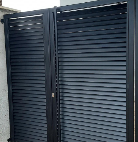 Porți și Garduri - Poartă de acces pietonal metalică – Durabilitate și design modern