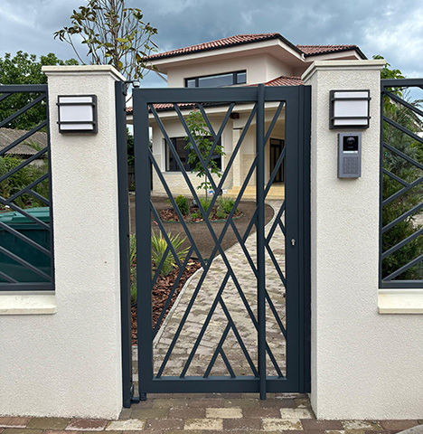 Porți și Garduri - Poartă pietonală modernă din metal cu design geometric
