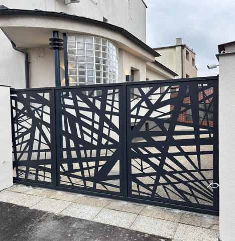 Poartă și gard din tablă decupată – Model geometric modern [1]