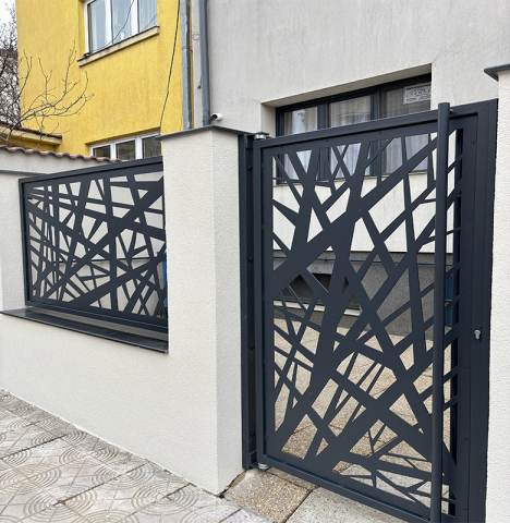 Porți și Garduri - Poartă și gard din tablă decupată – Model geometric modern