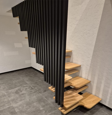 Scari Metalice - Scară interioară cu trepte și balustradă din lemn pe structură metalică