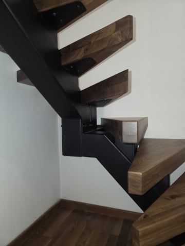 Scară interioară cu vang central metalic și trepte din nuc masiv 80 mm [3]