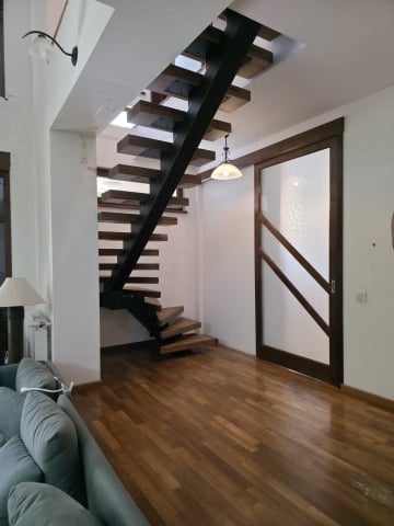 Scară interioară cu vang central metalic și trepte din nuc masiv 80 mm [2]