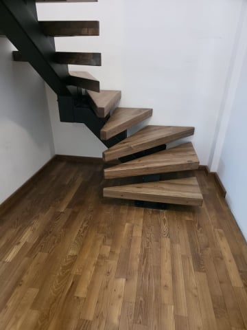 Scară interioară cu vang central metalic și trepte din nuc masiv 80 mm [4]