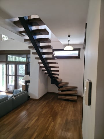 Scară interioară cu vang central metalic și trepte din nuc masiv 80 mm [1]