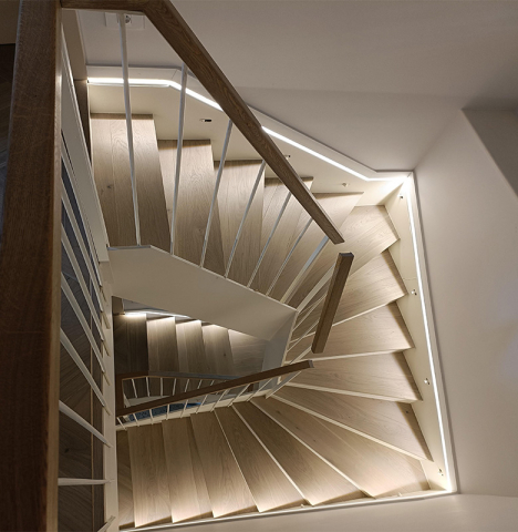 Scari Metalice - Scară interioară metalică cu trepte din lemn - Design modern și rezistent