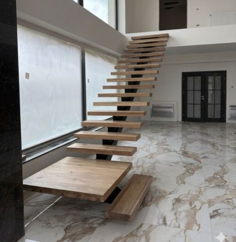 Scari Metalice - Scară interioară modernă tip mono-grindă cu trepte flotante din lemn masiv și platformă