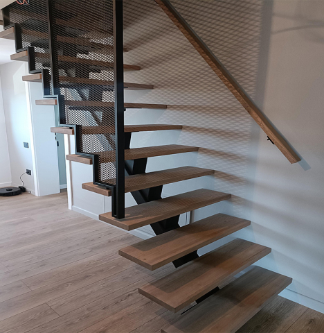 Scari Metalice - Scară metalică cu trepte din lemn și balustradă din fier forjat tip plasă