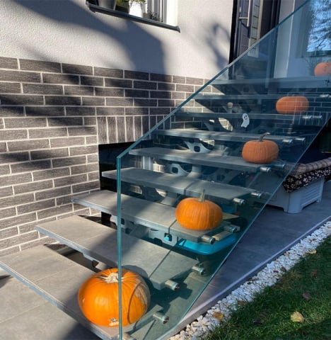 Scari Metalice - Scară metalică exterioară cu trepte placate și balustradă din sticlă