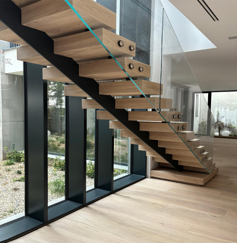 Scară metalică modernă cu trepte din lemn și balustradă din sticlă securizată [1]