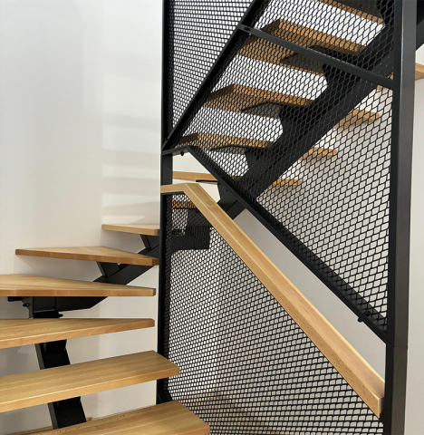 Scară metalică modernă cu trepte din lemn și balustradă din tablă perforată [1]