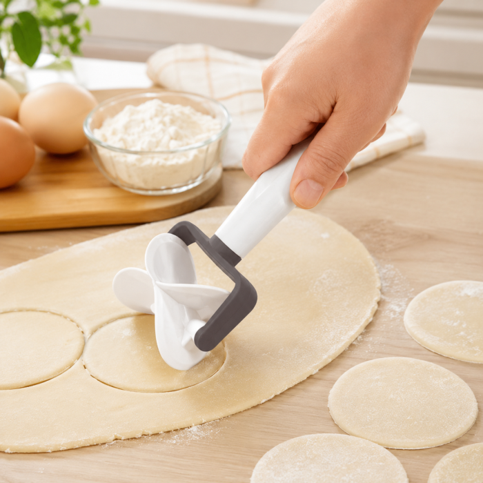 Decupator si presa 2 in 1 pentru ravioli si coltunasi 17 cm alb gri [3]