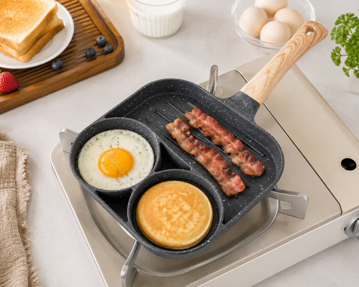 Tigaie compartimentată cu două compartimente și suprafață grill, ideală pentru ouă, bacon, clătite și alte preparate. Înveliș antiaderent și culoare aleatorie. [4]