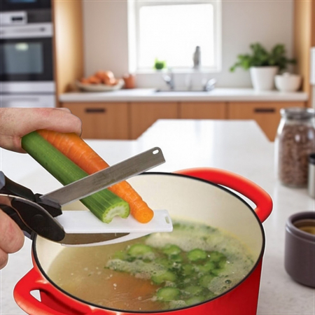 Foarfeca Multifuncțională 2-în-1 cu Lamă din Inox și Tocător – Tăiere Rapidă în Bucătărie  7. Tag-uri Meta (Titlu și Descriere) [2]