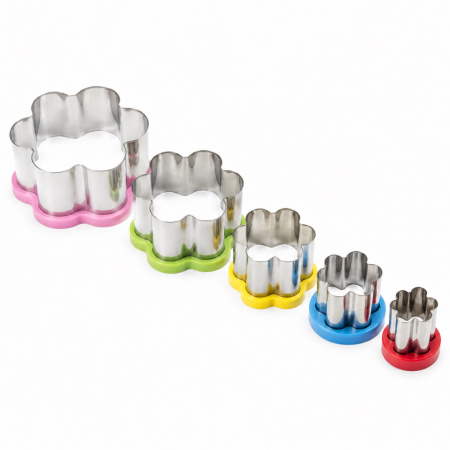 Bucătărie - Set 5 decupatoare tip floare din metal, dimensiuni diferite
