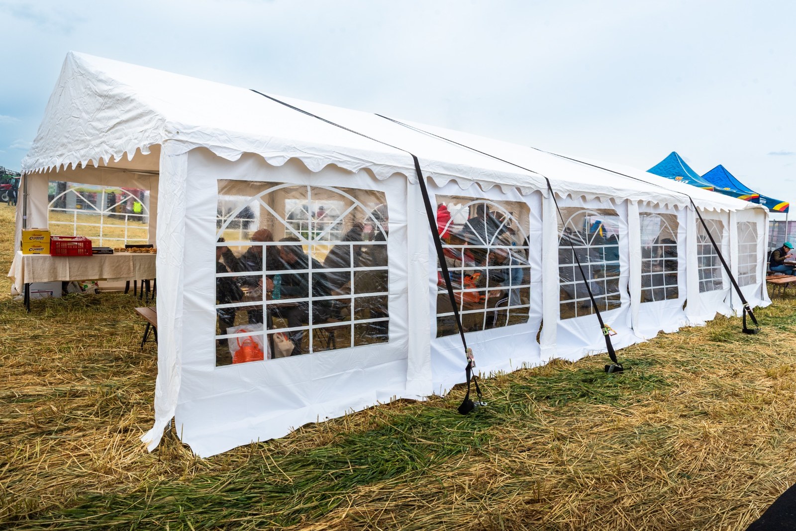 Cort evenimente 4x6 m Premium vedere laterala la Festivalul Campului Timisoara