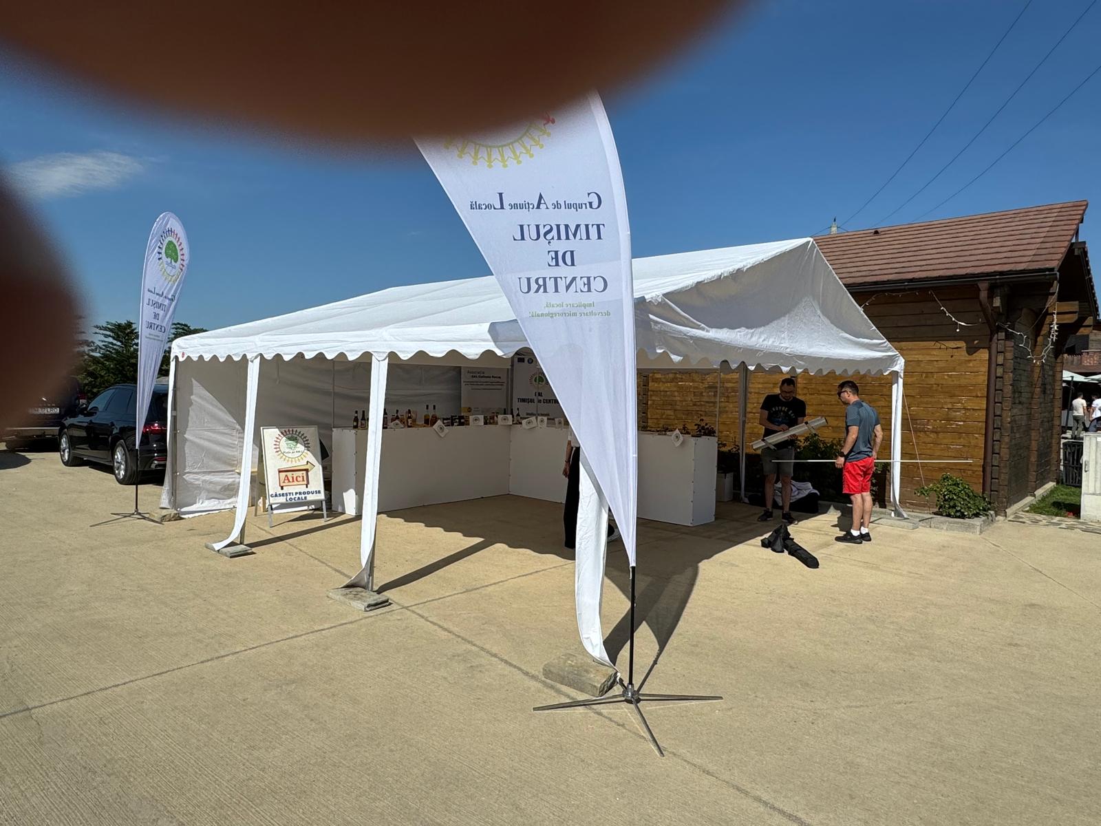 Cort evenimente 3x6 m Clasic alb cu rosu la Festivalul Campului Timisoara