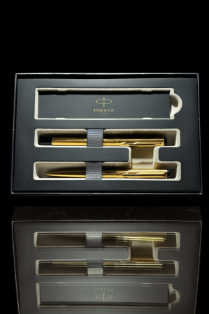 Cadouri - set Parker 2 piese finisaj auriu în cutie cadou